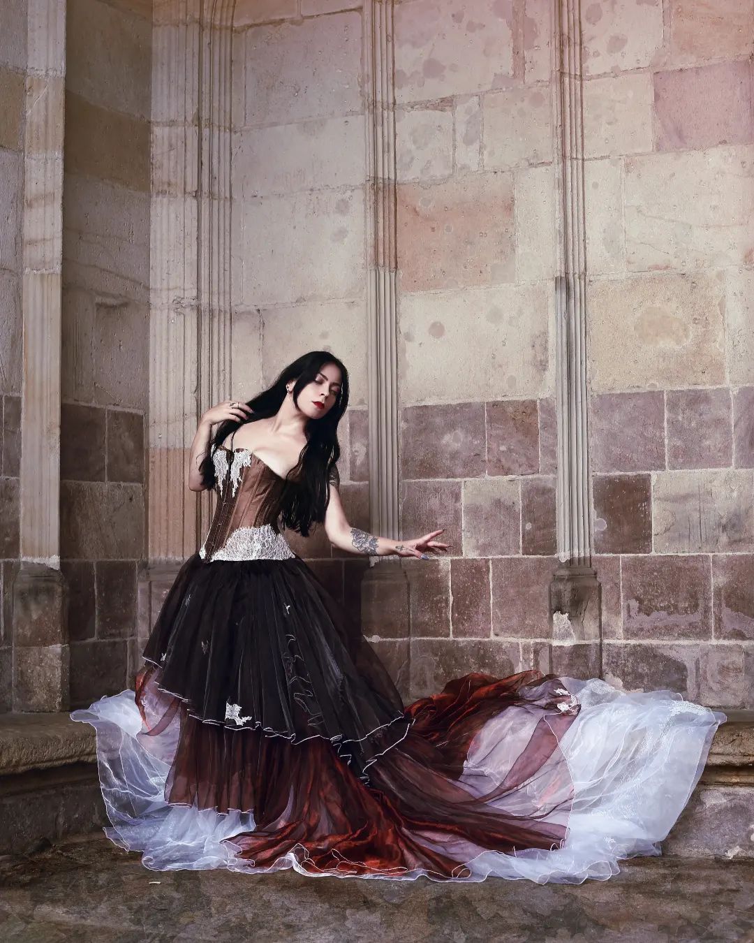 This stunning creation combines a luxurious shantung silk overbust corset with delicate white lace and brown rhinestone accents. The corset is expertly crafted, offering adjustable sizing with a front busk and lace-up back, reinforced with steel bones and lined with soft silk for both comfort and structure.
The showstopper is the voluminous skirt, made of three layers of delicate organza that flow with elegance and grace