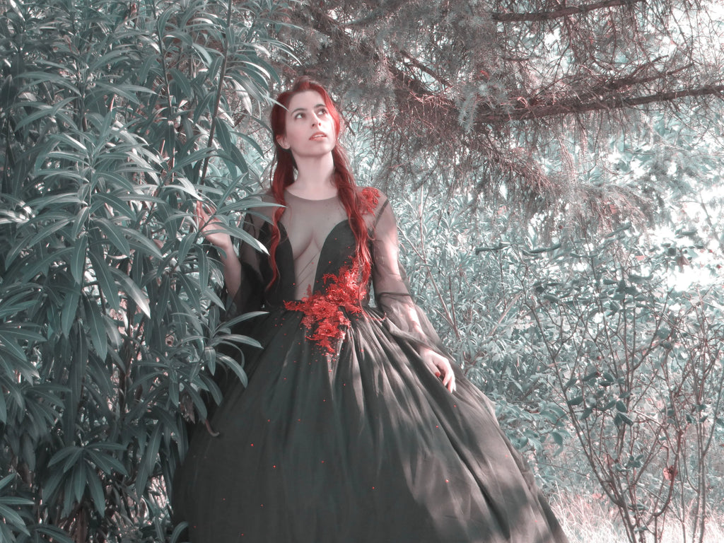 FREYA – Gothic Red & Black Wedding Dress with 3D Lace & Hand-Placed Red Rhinestones Size L (IT 46)