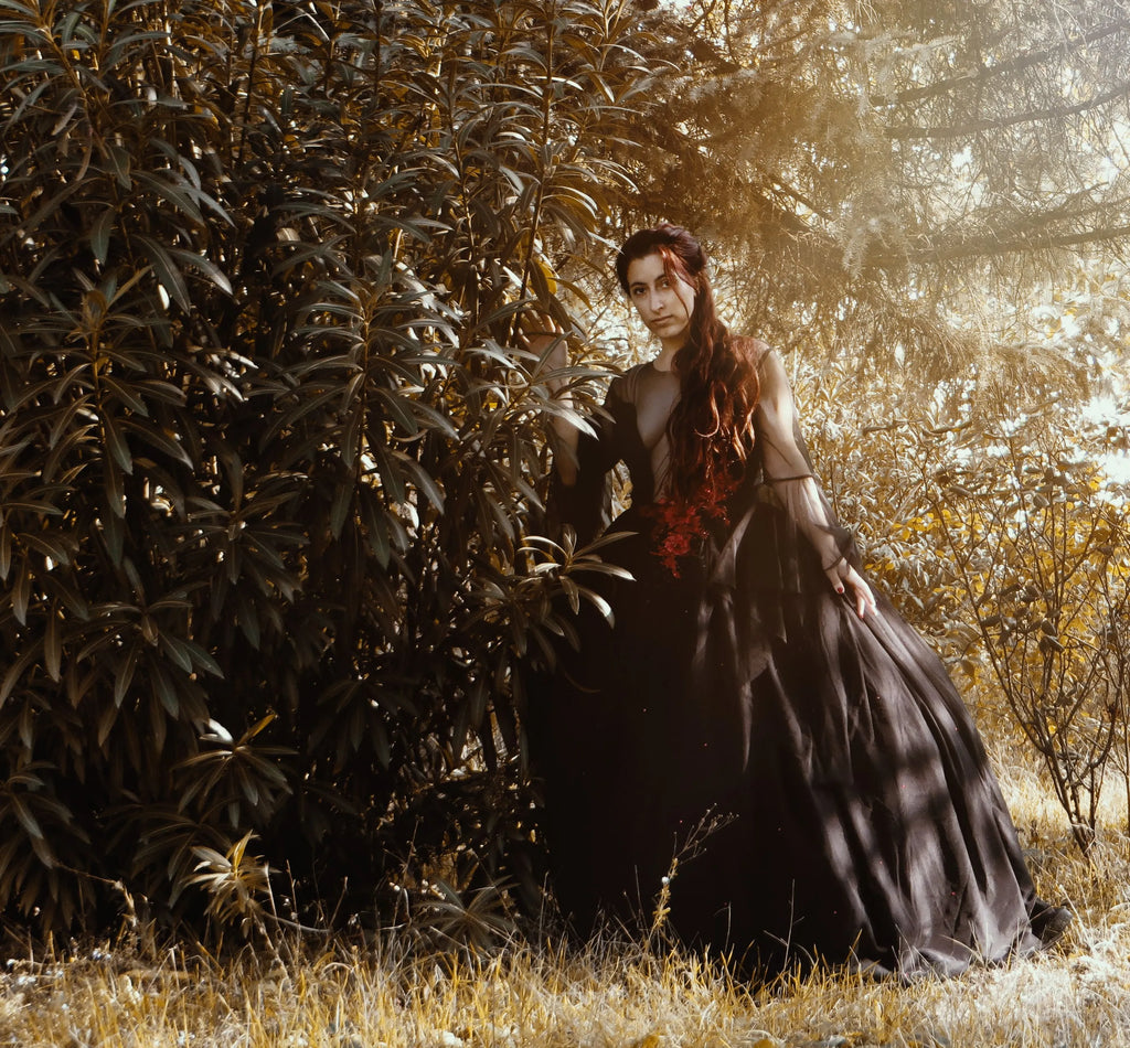 FREYA – Gothic Red & Black Wedding Dress with 3D Lace & Hand-Placed Red Rhinestones Size L (IT 46)