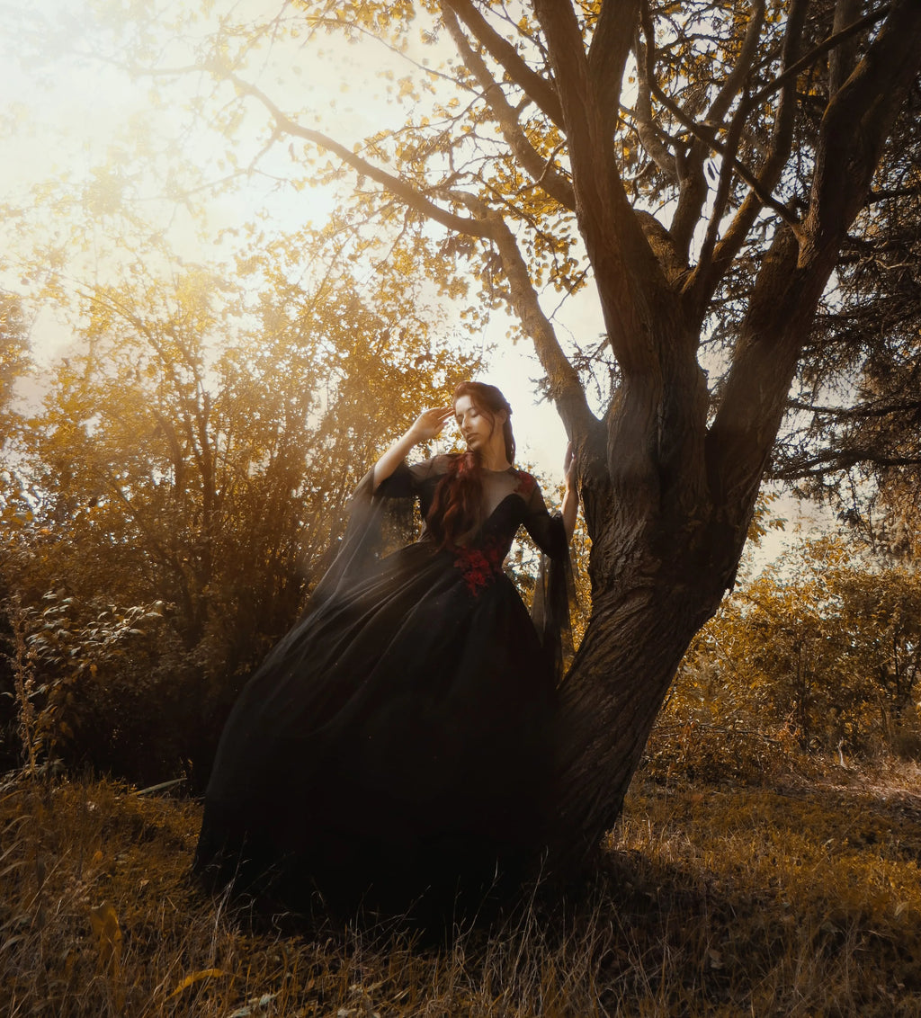 FREYA – Gothic Red & Black Wedding Dress with 3D Lace & Hand-Placed Red Rhinestones Size L (IT 46)