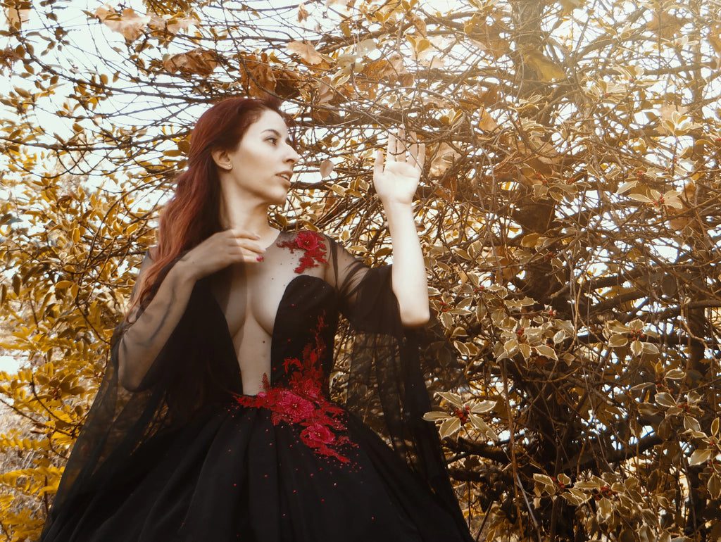 FREYA – Gothic Red & Black Wedding Dress with 3D Lace & Hand-Placed Red Rhinestones Size L (IT 46)