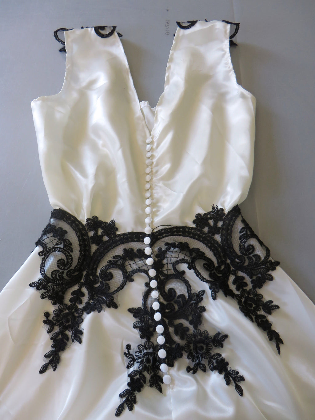 Light Bride - Gothic White Satin & Black Lace Wedding Dress – Unlined Sample Gown IT 40-42