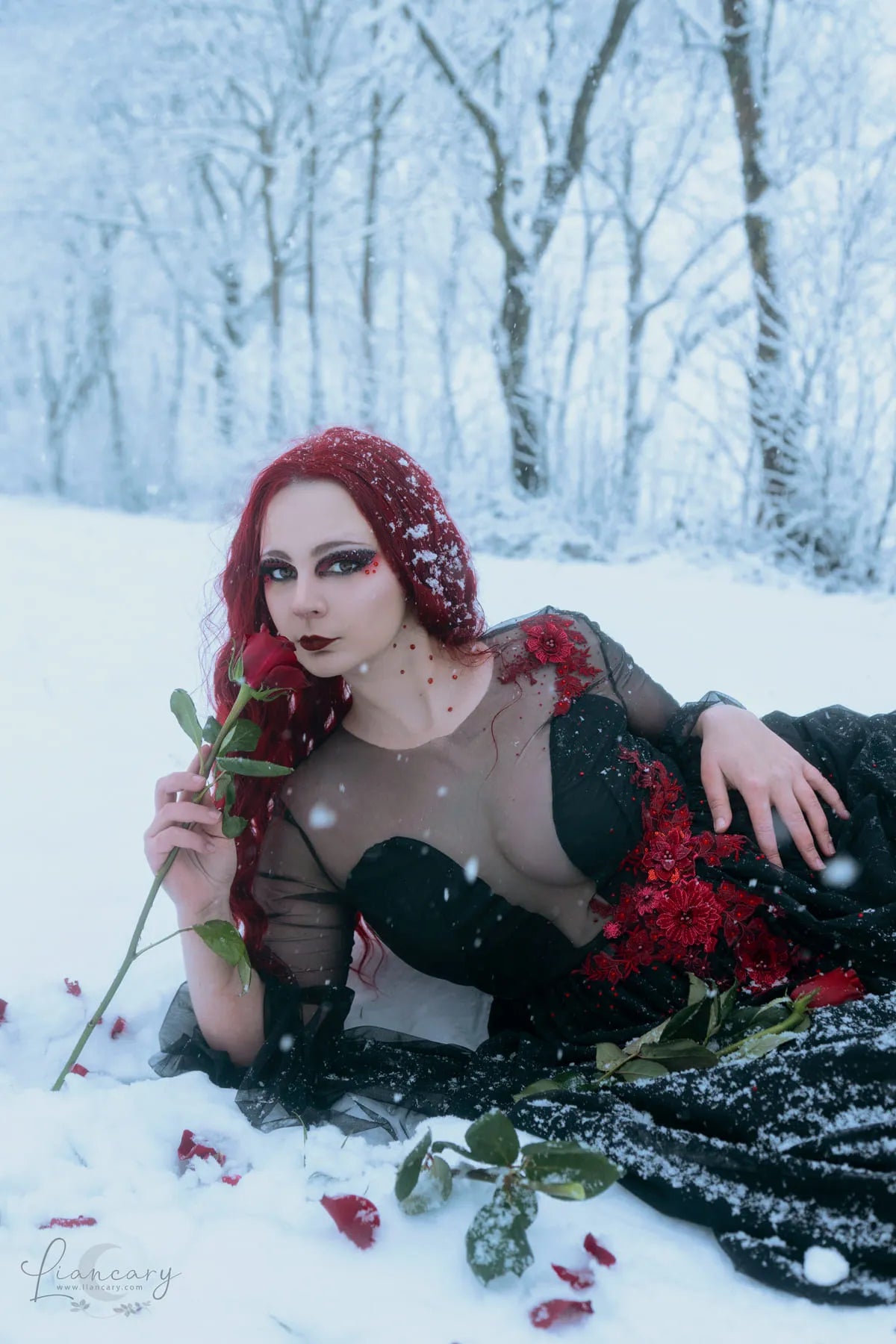 FREYA – Gothic Red & Black Wedding Dress with 3D Lace & Hand-Placed Red Rhinestones Size L (IT 46)