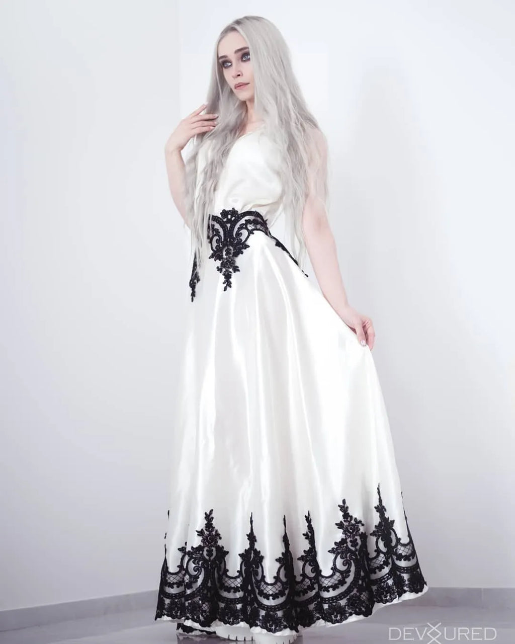 Light Bride - Gothic White Satin & Black Lace Wedding Dress – Unlined Sample Gown IT 40-42