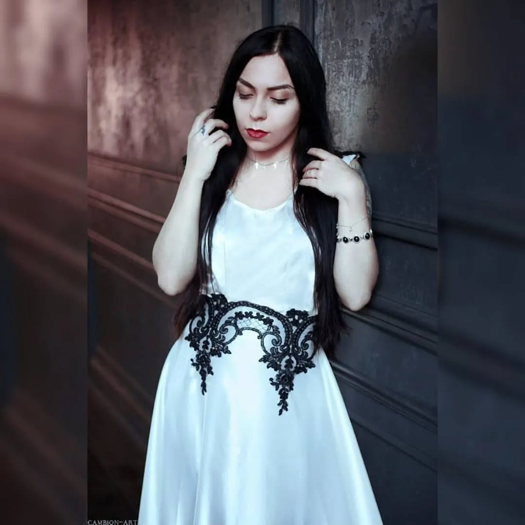 Light Bride - Gothic White Satin & Black Lace Wedding Dress – Unlined Sample Gown IT 40-42