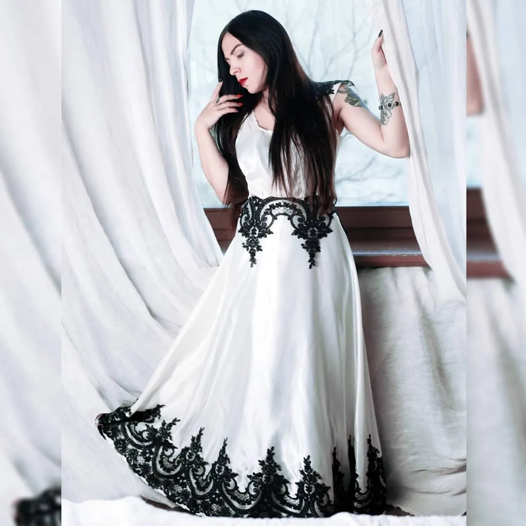 Light Bride - Gothic White Satin & Black Lace Wedding Dress – Unlined Sample Gown IT 40-42