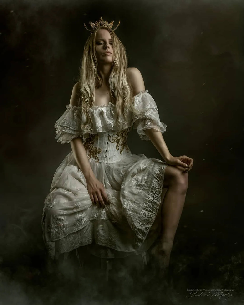 Diana Golden Lace Corset – Steel-Boned Overbust with Hand-Sewn 3D Gold Lace