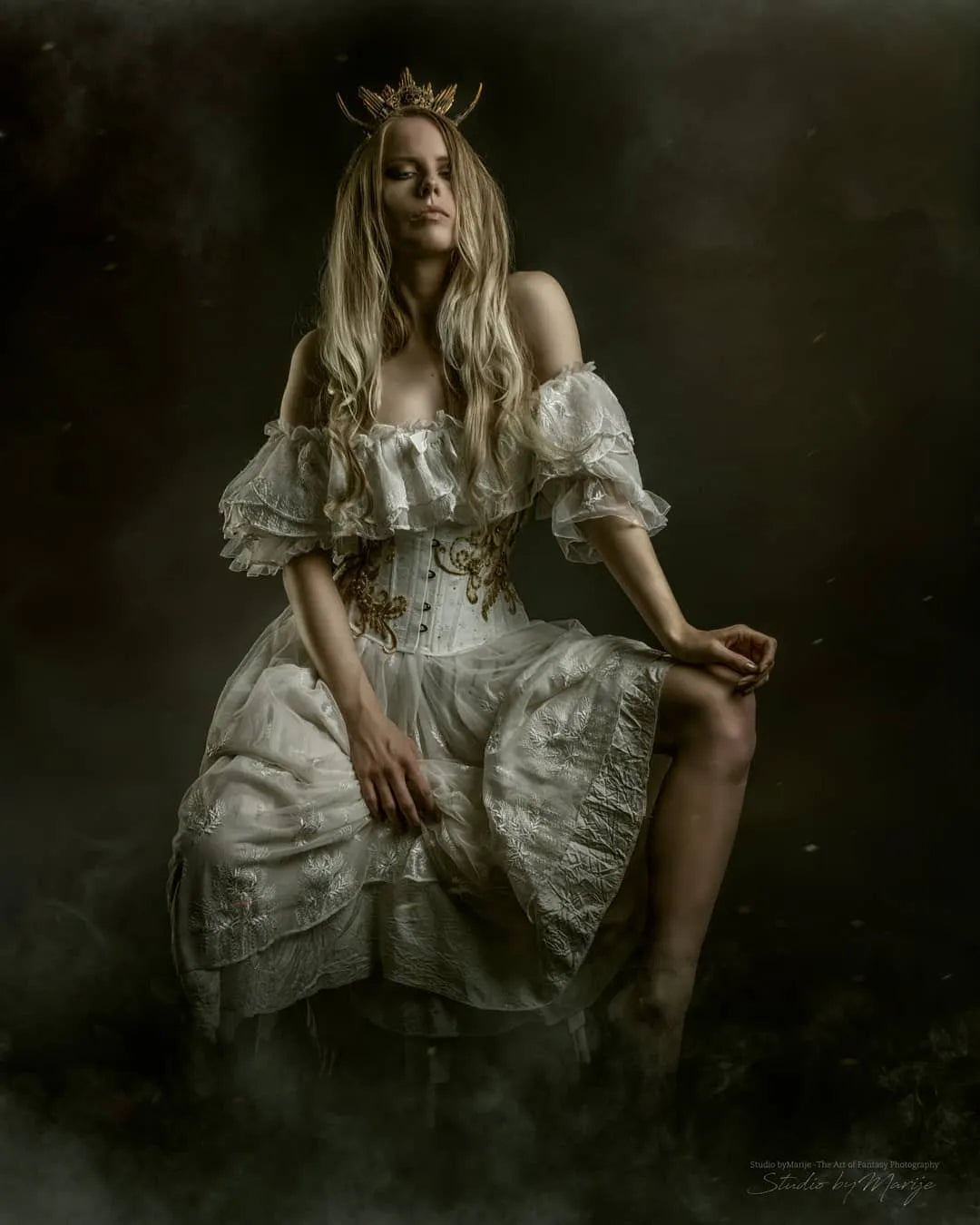 Diana Golden Lace Corset – Steel-Boned Overbust with Hand-Sewn 3D Gold Lace