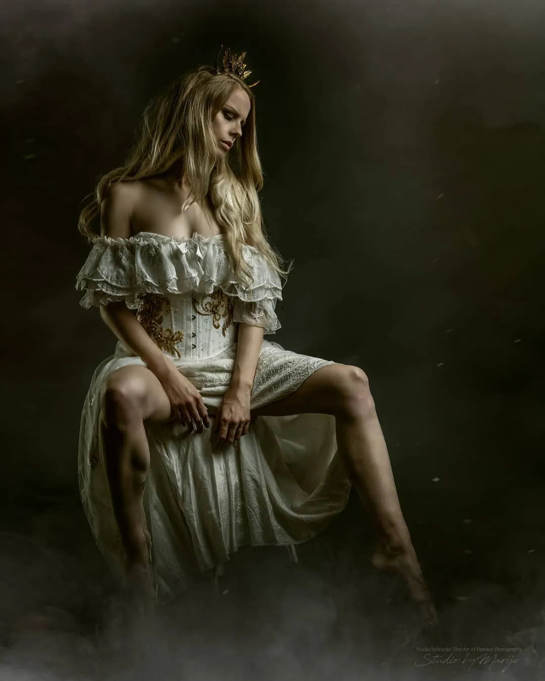 Diana Golden Lace Corset – Steel-Boned Overbust with Hand-Sewn 3D Gold Lace